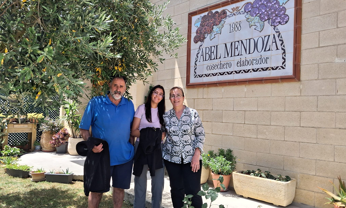 Elena María Yáñez Lajara, de Albacete, comienza su estancia del Programa CULTIVA con Abel Mendoza